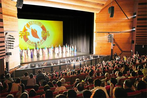 图1:二零二二年七月一日午间,美国神韵国际艺术团在台中市中山堂的第四场演出,让各界精英赞叹神韵是:“神给我一种力量”、“灵魂的洗涤和沉淀”。演员谢幕时,观众报以热烈掌声。