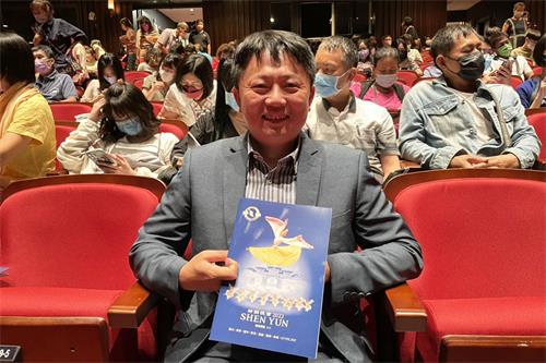 图9:二零二二年七月三日晚间,公司董事长陈盈豪观赏神韵国际艺术团在彰化县员林演艺厅的第二场演出。