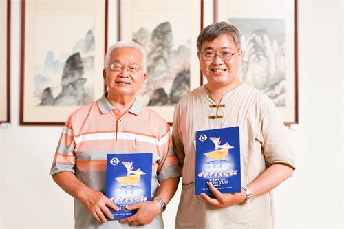 图10:二零二二年七月一日午间,诗刊古典诗主编吴东晟与父亲观赏神韵国际艺术团在台中市中山堂的第四场演出。