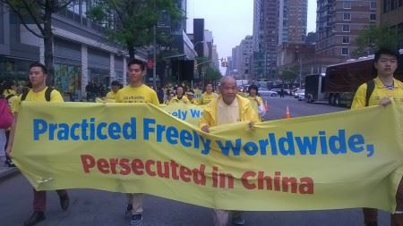 '图7:八十九岁的侯永来(右二)参加了二零一七年在美国纽约曼哈顿举行的法轮功大游行全程。'