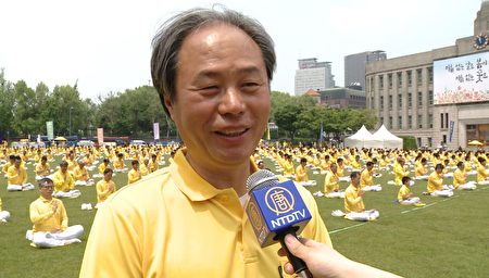 图3:俞永国在世界法轮大法日感谢师父给他明亮的眼睛看世界。