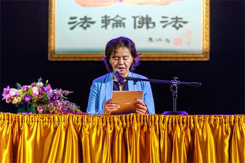 图1:二零二二年九月十一日,二零二二年欧洲法轮大法修炼心得交流会于九月十一日在华沙中心博览馆会场召开。图为学员在发言。