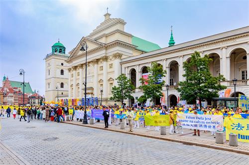 图1~9:游行队伍经过了波兰政府机构集中地段以及华沙的重要旅游景点、闹市区和古城区,民众关注