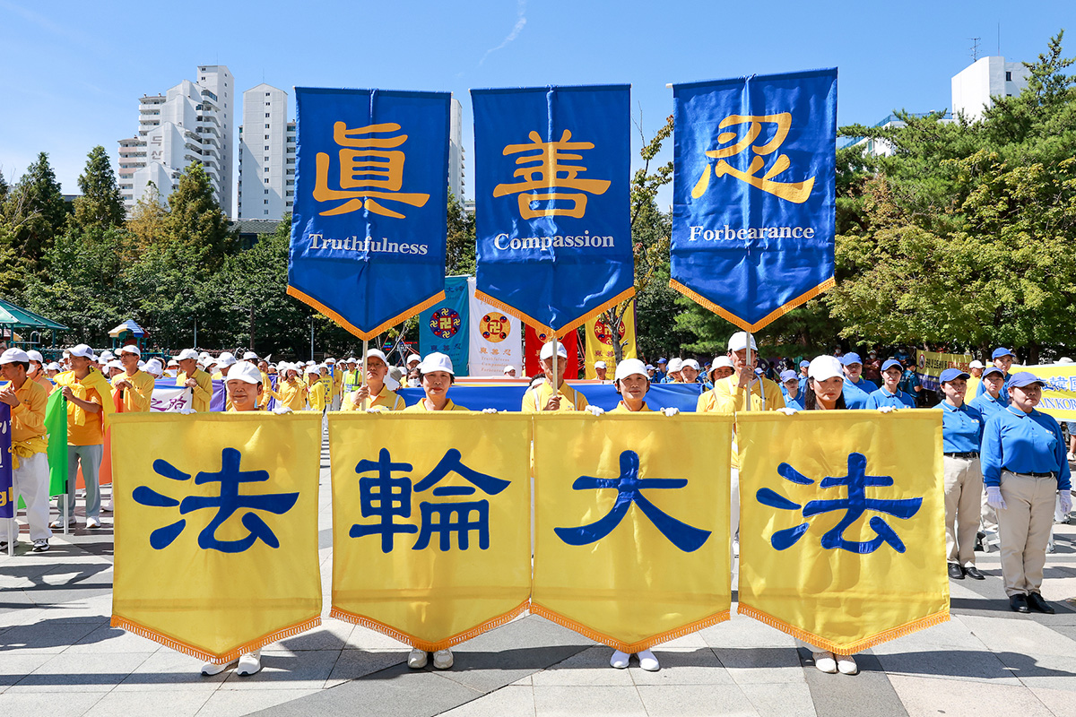 图3~5:二零二二年八月二十八日,在首尔九老里公园举行的庆祝退出中共党团队人数突破四亿人的集会现场。