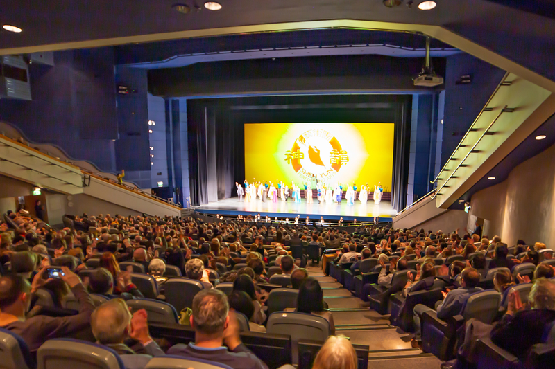 图1:二零二三年一月七日至八日,神韵纽约艺术团在英国伯明翰ICC剧院上演的三场演出,票房全售罄。图为一月七日晚,演出现场爆满的盛况。(大<span style='max-width:0px!important;margin-left:-4px;color:#eee!important;'>.</span>纪<span style='max-width:0px!important;margin-left:-4px;color:#eee!important;'>.</span>元<span style='max-width:0px!important;margin-left:-4px;color:#eee!important;'>;</span>)