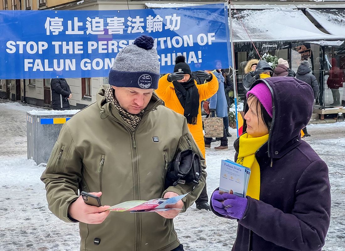 '图1~2:二零二三年一月七日,法轮功学员在斯德哥尔摩著名的诺贝尔博物馆前举办讲真相活动。法轮功学员面对面向民众传播真相。'