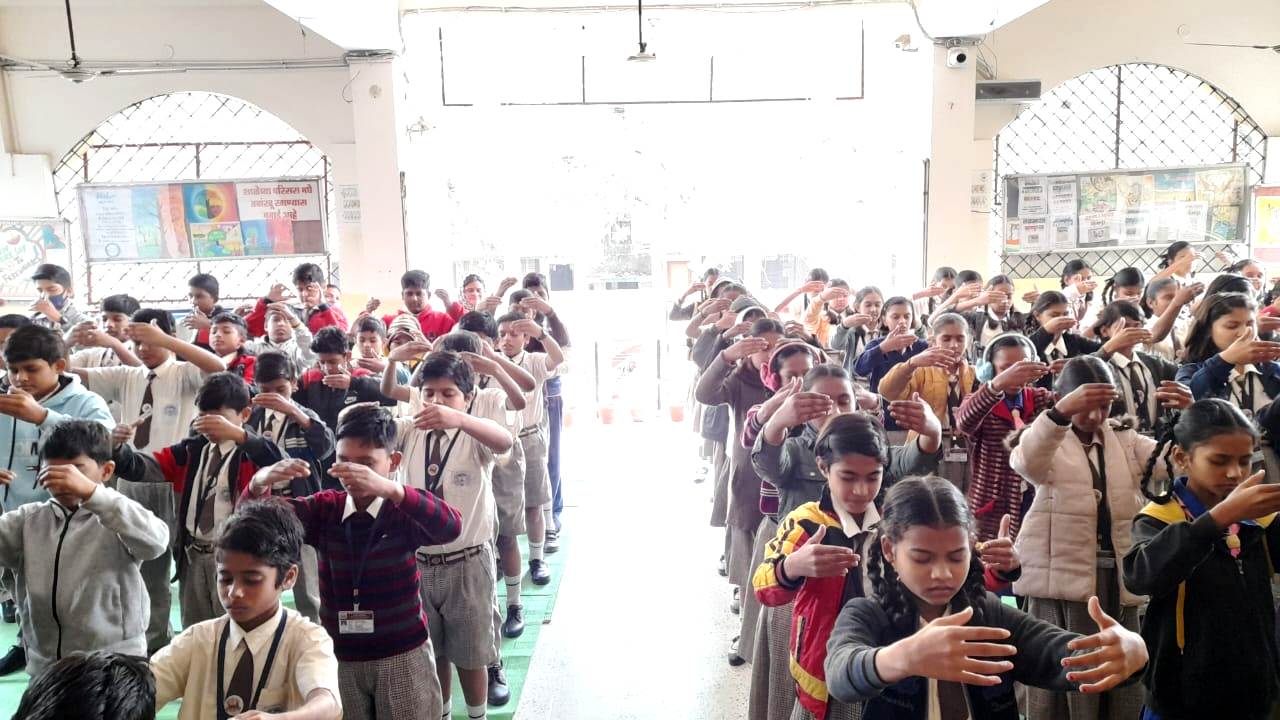 图1:印度那格浦尔“使徒高中”的学生在学炼法轮大法第二套功法。