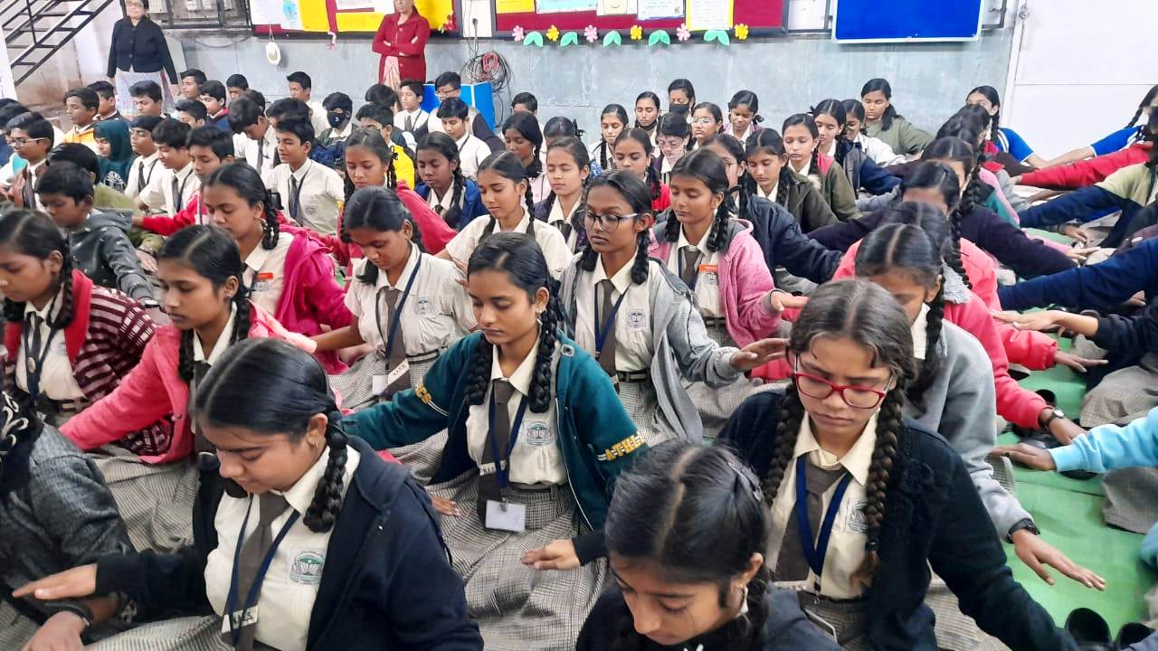 图2:印度那格浦尔“使徒高中”的学生在学炼法轮大法第五套功法