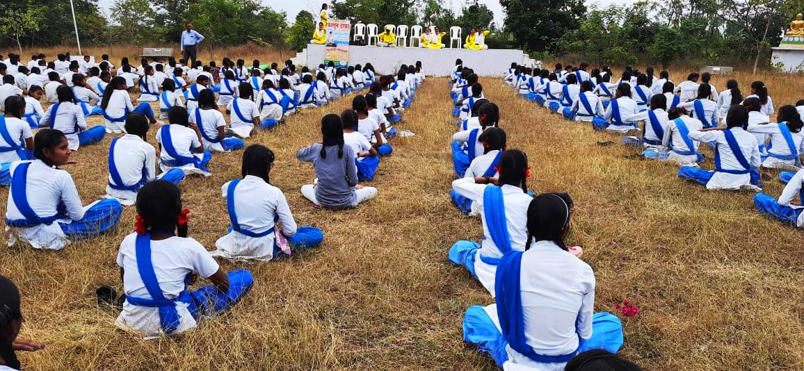图3:“Tathagat School & Junior College Kotamba”学校的学生在学炼法轮大法第五套功法。