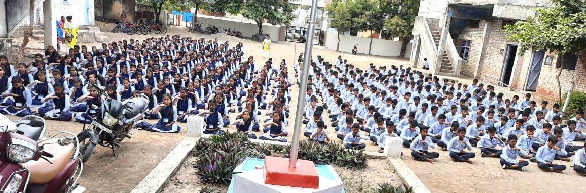 图5:位于Rani Durgawati Nagar的Savitri学校的学生在学炼法轮大法第五套功法。
