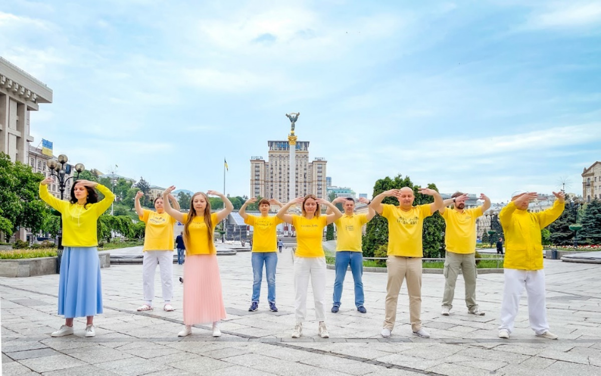 图2:乌克兰学员在基辅市中心的独立广场(乌克兰语称为Maidan Nezalezhnosti )炼功、弘法。