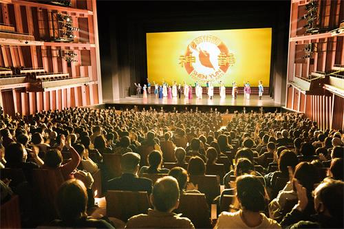图4:二零二三年一月六日至九日,美国神韵世界艺术团在日本兵库县立艺术文化中心(Hyogo Performing Arts Center)上演了五场演出。谢幕时,观众以长时间的掌声感谢神韵艺术家。(大<span style='max-width:0px!important;margin-left:-4px;color:#eee!important;'>.</span>纪<span style='max-width:0px!important;margin-left:-4px;color:#eee!important;'>.</span>元<span style='max-width:0px!important;margin-left:-4px;color:#eee!important;'>;</span>)