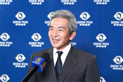 图8:针灸接骨院院长原野章赞佩神韵演员,每位都是杰出的表演艺术家。(大<span style='max-width:0px!important;margin-left:-4px;color:#eee!important;'>.</span>纪<span style='max-width:0px!important;margin-left:-4px;color:#eee!important;'>.</span>元<span style='max-width:0px!important;margin-left:-4px;color:#eee!important;'>;</span>)
