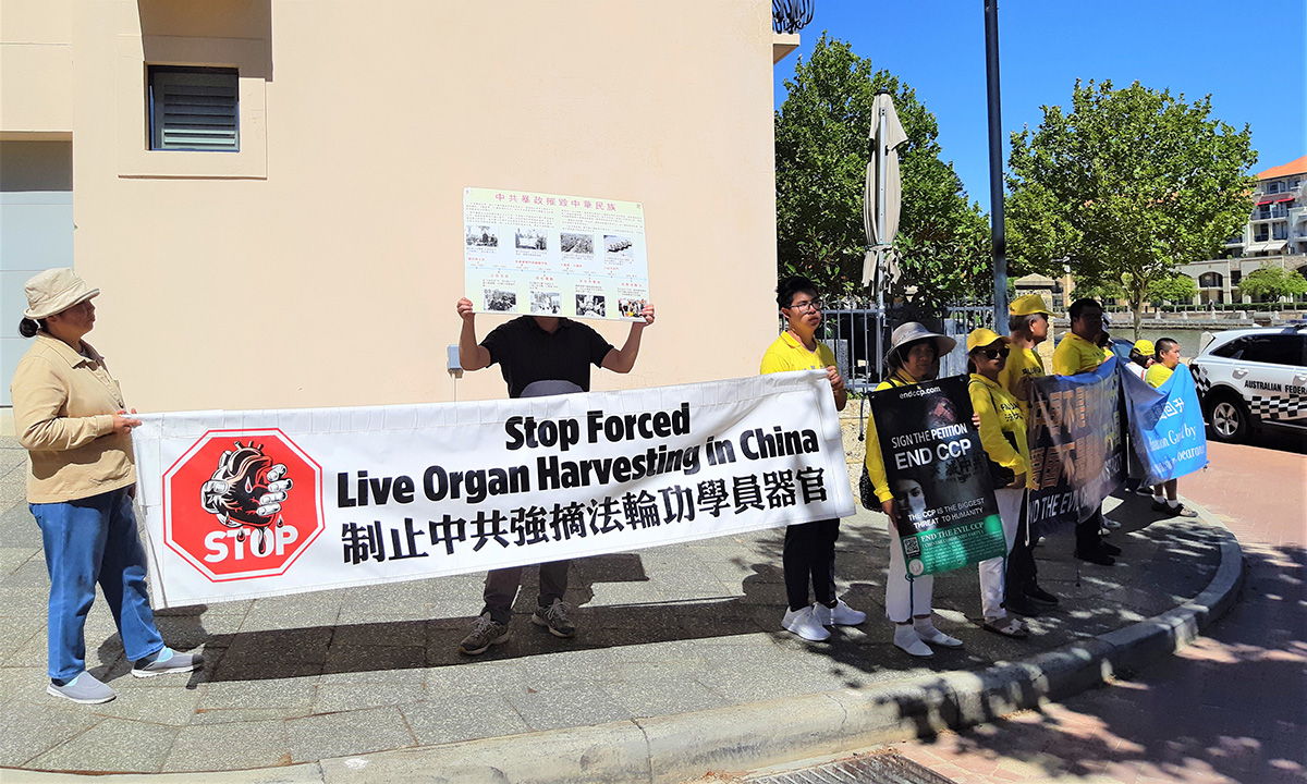 图1~2:法轮功学员在中共驻珀斯总领事馆对面拉横幅,举展板,揭露中共罪行