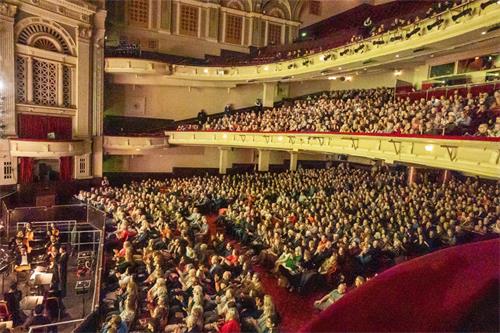 图2：二零二三年一月十一日和十二日，美国神韵纽约艺术团在英国苏格兰首府爱丁堡剧院上演了二场演出，演出票售罄。图为十一日首场演出大爆满盛况。（大<span style='max-width:0px!important;margin-left:-4px;color:#eee!important;'>.</span>纪<span style='max-width:0px!important;margin-left:-4px;color:#eee!important;'>.</span>元<span style='max-width:0px!important;margin-left:-4px;color:#eee!important;'>;</span>）