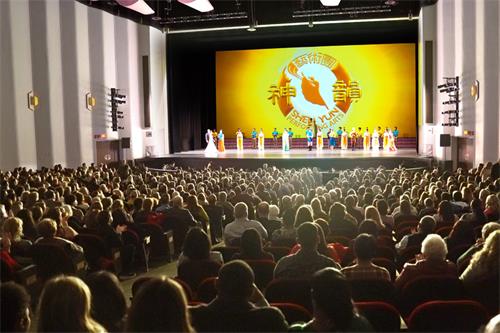 图5：二零二三年一月十四和十五日，神韵巡回艺术团在乔治亚州港口和旅游城市萨凡纳市民中心约翰尼‧默瑟剧院上演了二场演出，票房均爆满。图为十五日演出谢幕照。（大<span style='max-width:0px!important;margin-left:-4px;color:#eee!important;'>.</span>纪<span style='max-width:0px!important;margin-left:-4px;color:#eee!important;'>.</span>元<span style='max-width:0px!important;margin-left:-4px;color:#eee!important;'>;</span>）
