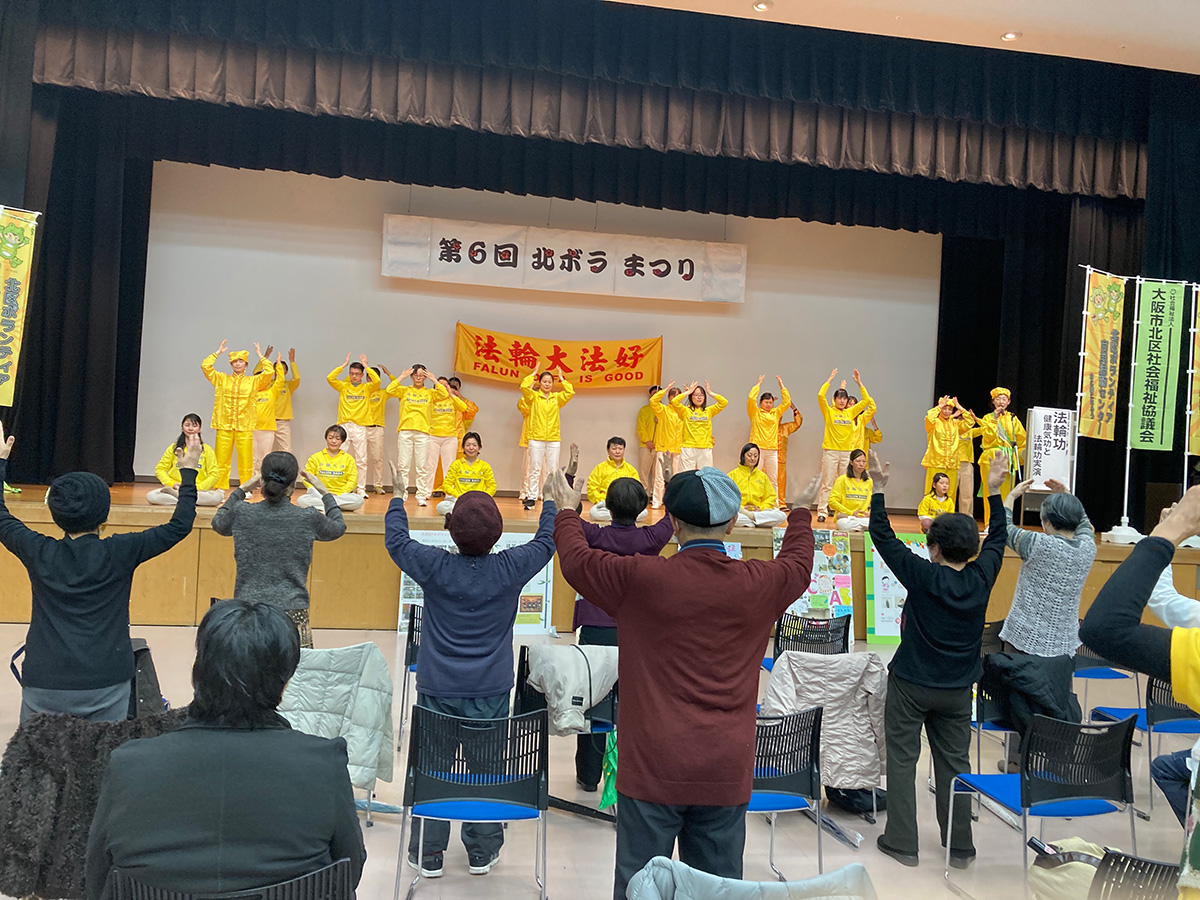 图2:学员们在舞台上展示功法,台下观众跟着学炼动作。