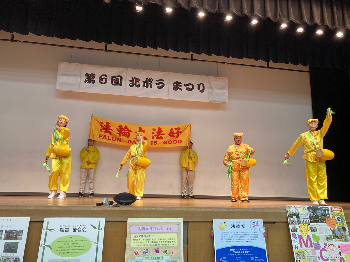 图3:学员们在舞台上表演腰鼓。