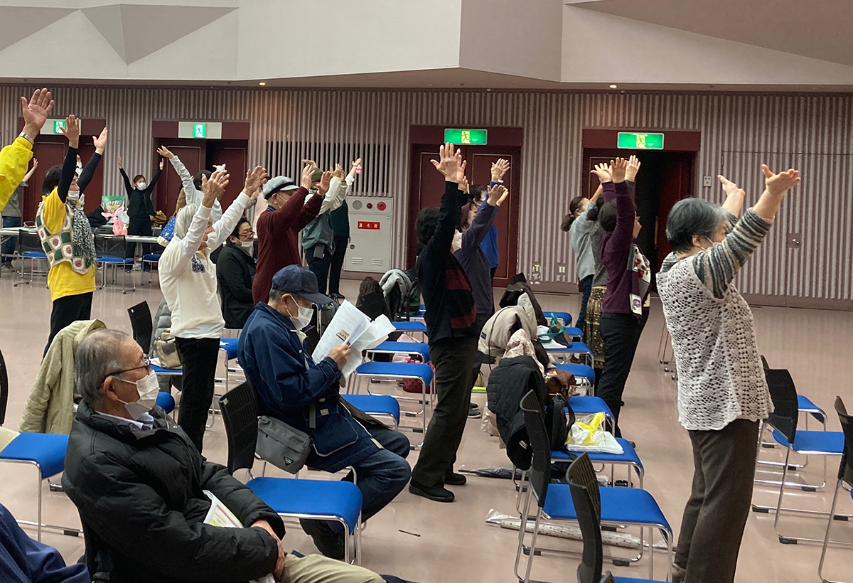 图4~5:学员在舞台上展示功法时,台下观众跟着学炼动作。