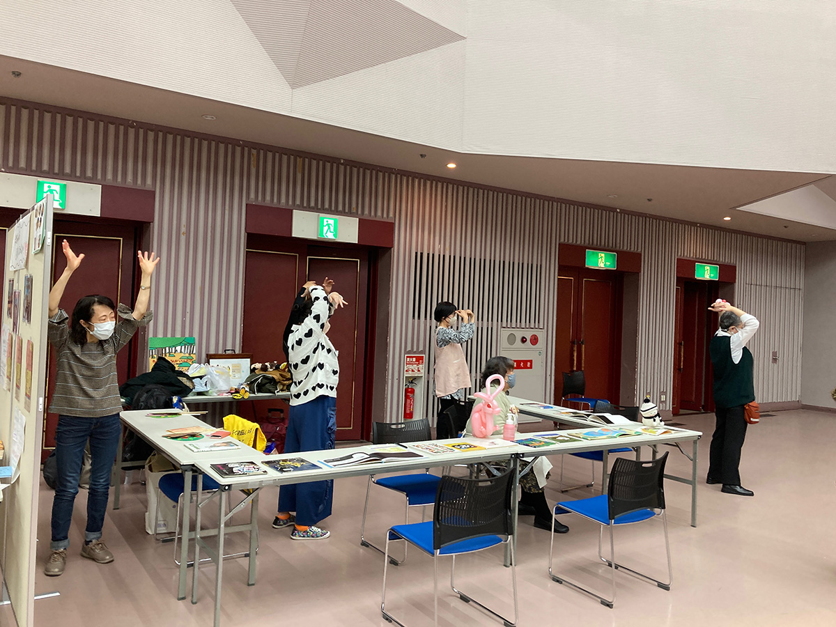 图6:学员在舞台上展示功法时,台下周围展位中的员工也跟着认真学炼。