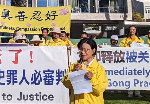 图1:现居洛杉矶的法轮功学员康淑芝呼吁国际社会帮助营救妹妹康淑梅和她的儿子张古。