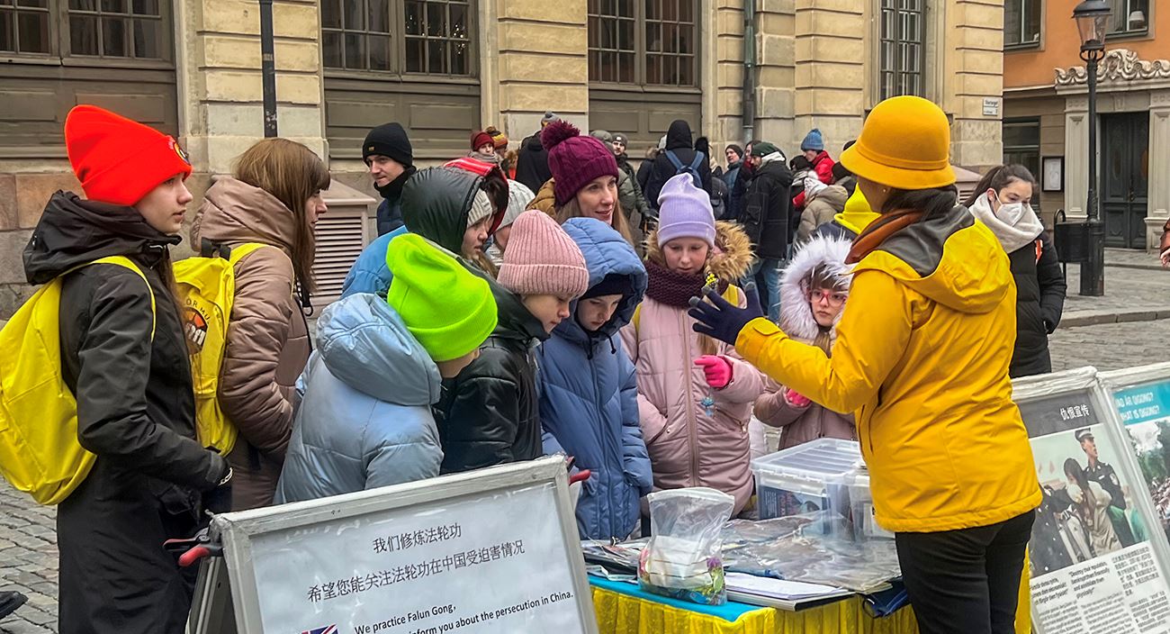 '图1:二零二三年一月二十一日,法轮功学员在诺贝尔博物馆前旁举办讲真相活动。'