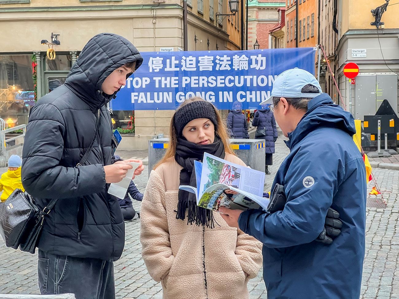 '图10:来自波兰、目前正在丹麦读书的一对年轻人正在了解真相。'
