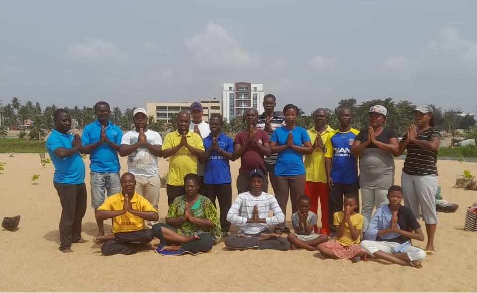 '图1:多哥部份法轮功学员在首都洛美(Lomé)海边恭祝师父新年快乐!感谢师父慈悲救度!'