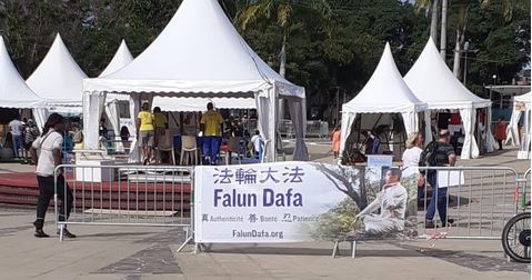 '图1:法轮大法横幅在达尔斯(la Darse)面对大海的海滨路上'