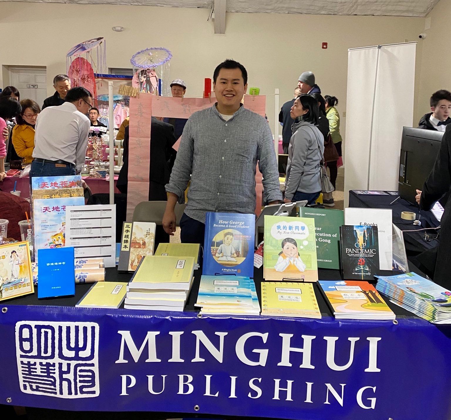 图1:明慧出版中心代表大卫·李(<b>David</b> Li)表示,希望通过阅读明慧网出版的刊物,为人们带来“新年、新希望”。
