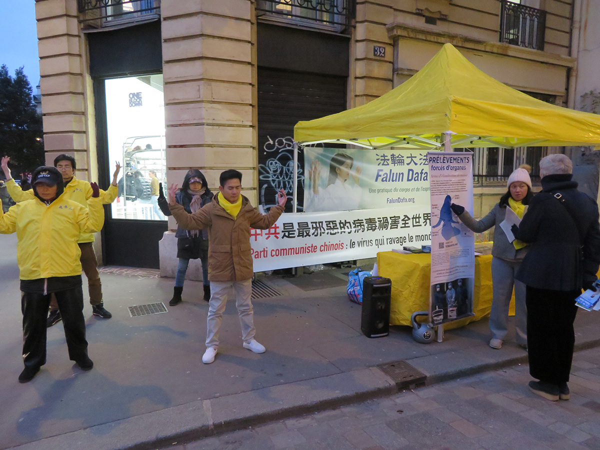 图1:二零二三年一月二十七日下午,法轮功学员在巴黎三区的艺术与职业(Arts et Métiers)街区进行了法轮功功法演示和讲真相的活动。