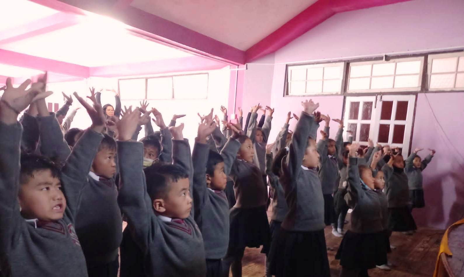 图1:来自赛·桑达拉姆高中(Sai Sundaram Higher Secondary School)的孩子们在学法轮功第一套功法。