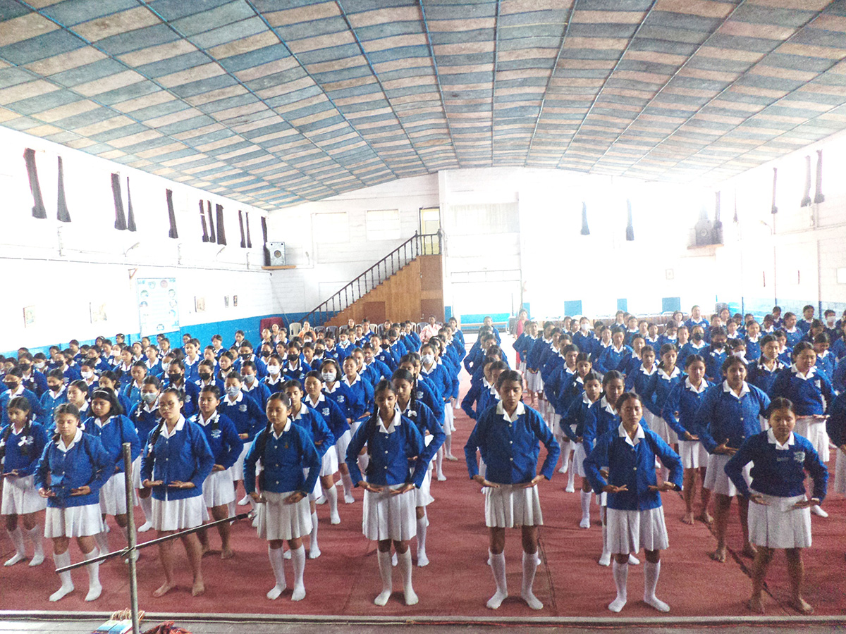 图4:圣·泰瑞莎女子高中 (St.Theresa Girls'Higher Sec.School )的学生在学法轮功第二套功法。