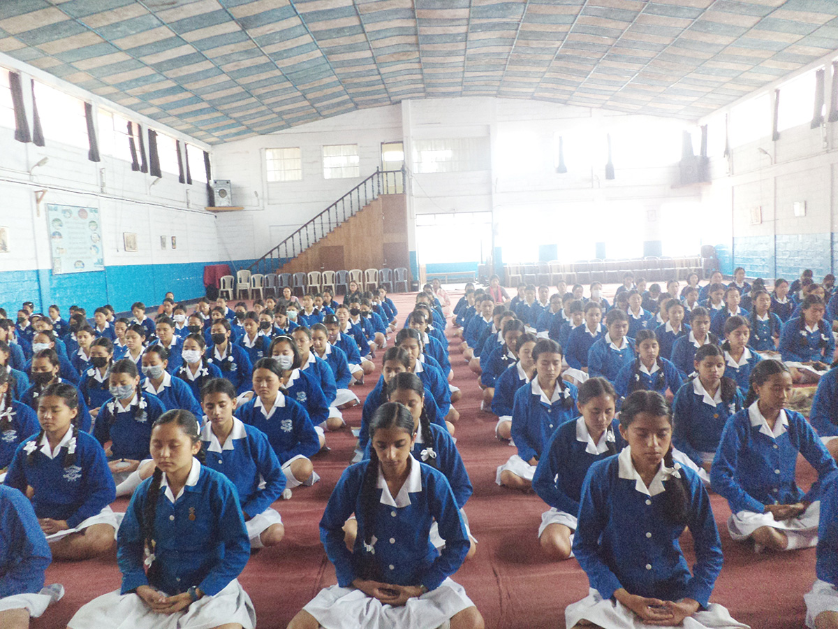 图5:圣·泰瑞莎女子高中 (St.Theresa Girls'Higher Sec.School )的学生在学法轮功第五套功法。
