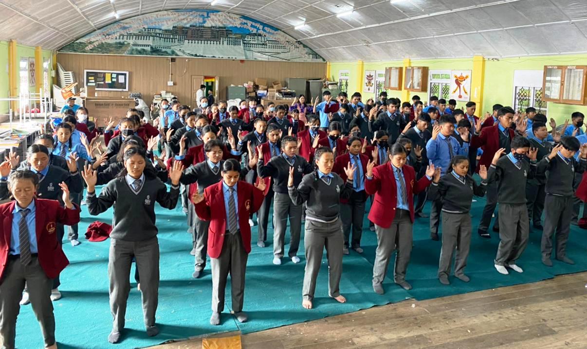 图6~8:学员也把法轮大法带给了当地及附近多个藏族学校的师生们。图中的学生们在学炼法轮功。