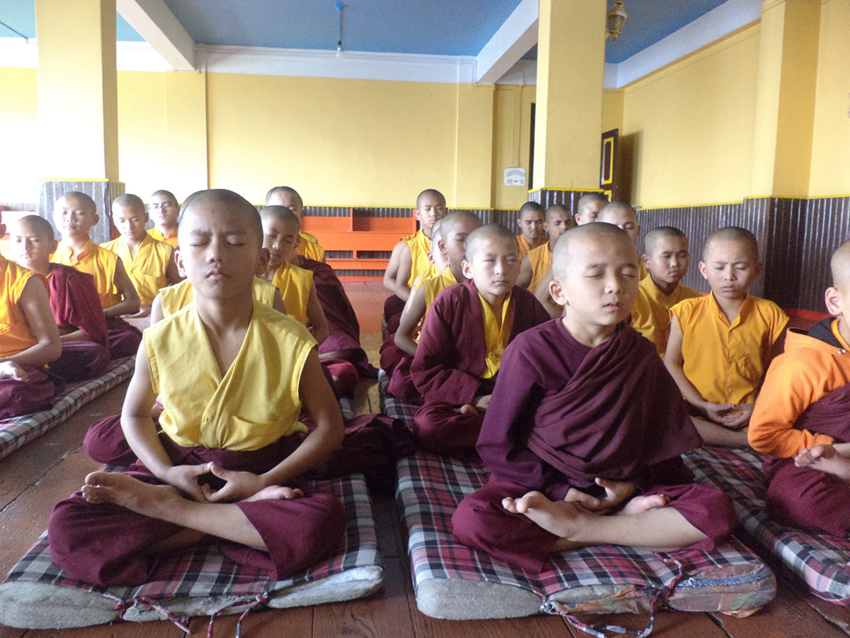 图11:OKC藏传佛教寺院学校(OKC Tibetan Monastery school)里,年轻的喇嘛们认真专注的听讲