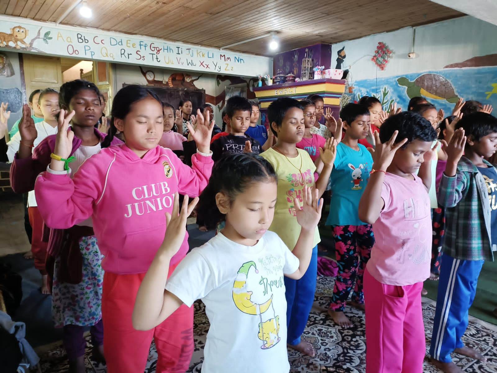 图12:伊迪丝·威尔金斯流浪儿童中心(Edith Wilkins Street Children)的学生在学炼法轮功第二套功法。