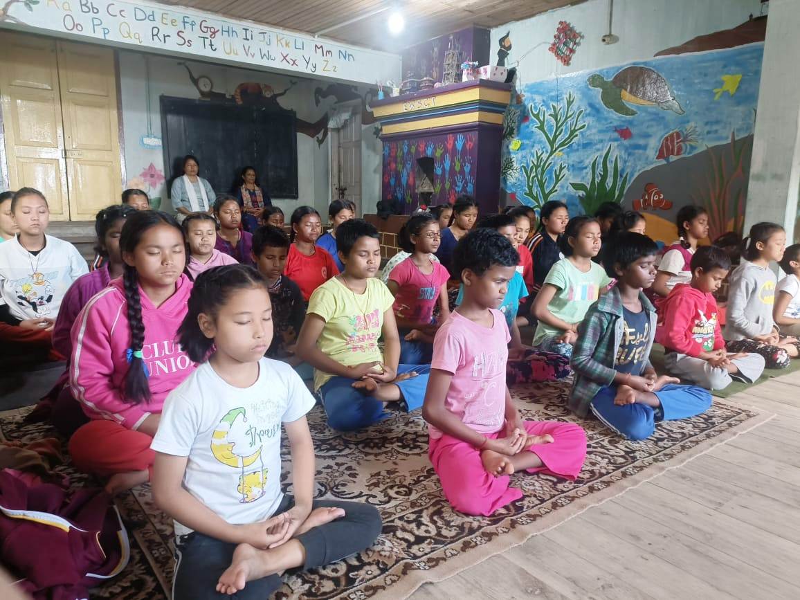 图13:伊迪丝·威尔金斯流浪儿童中心(Edith Wilkins Street Children)的学生在学炼法轮功第五套功法。