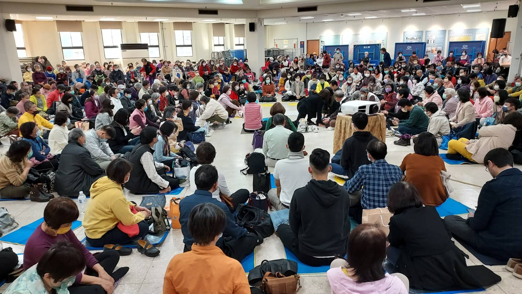 图2~3:台湾北区大法弟子一起学法交流。