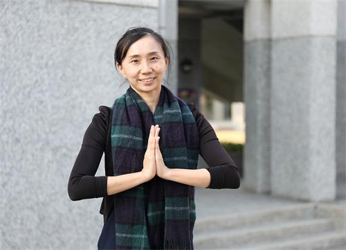 图2:高中任职学务主任的杨雅琳合十 表达对师父满满的谢意