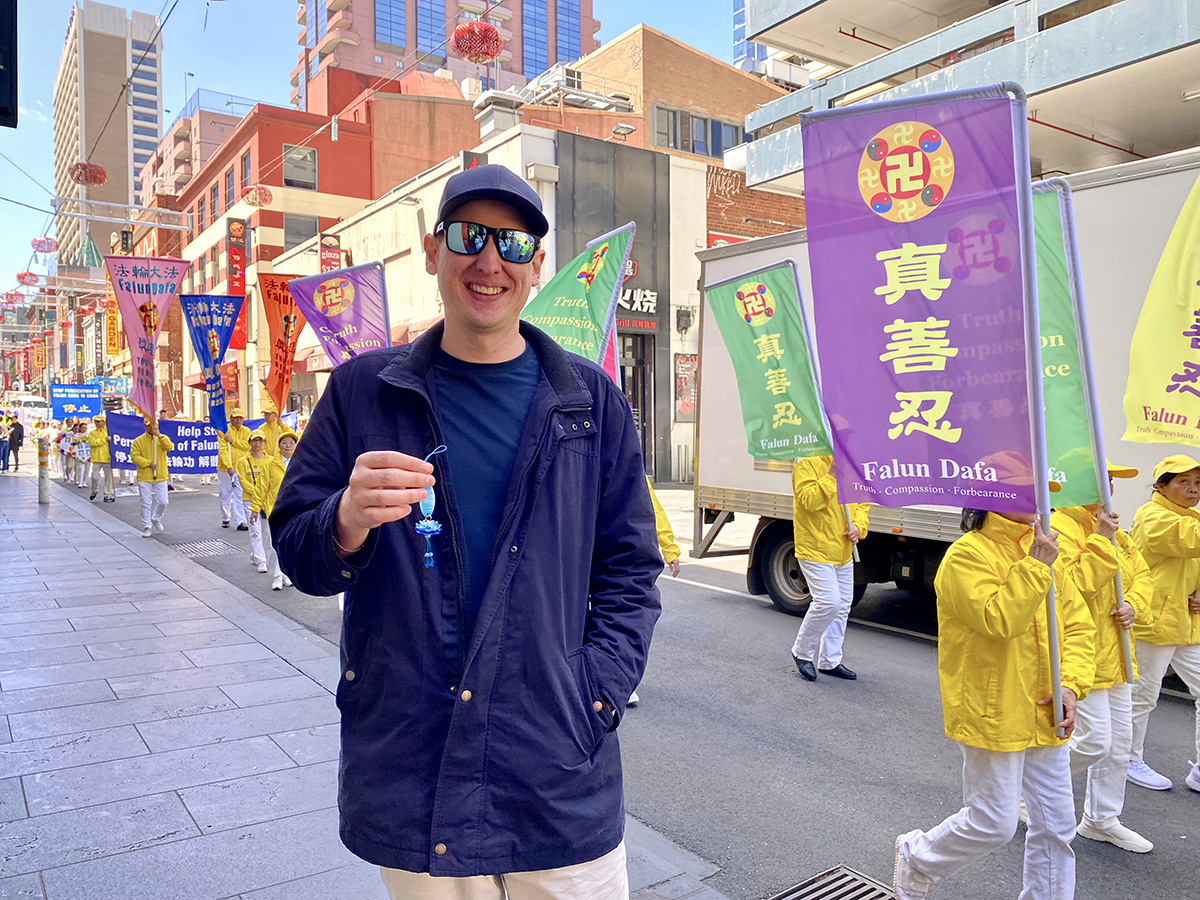 图10:墨尔本市民海登·班克斯(Haiden Banks)认为,真、善、忍原则对当今社会非常重要。