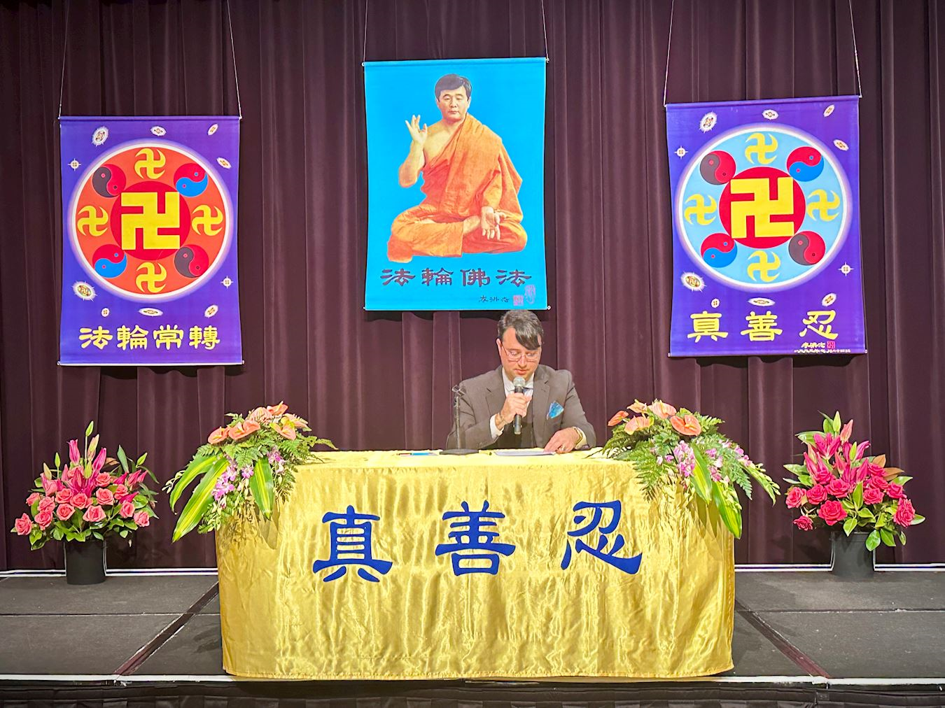 '图2~8:二零二三年澳洲法会上,法轮功学员交流修炼心得。'