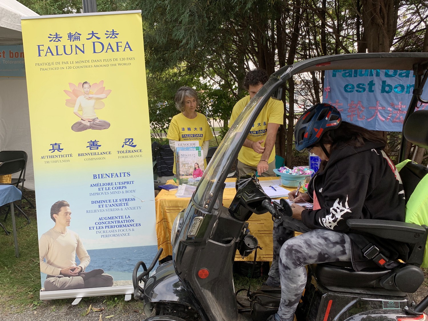 图7~8:人们在呼吁停止迫害法轮功的请愿书上签名。