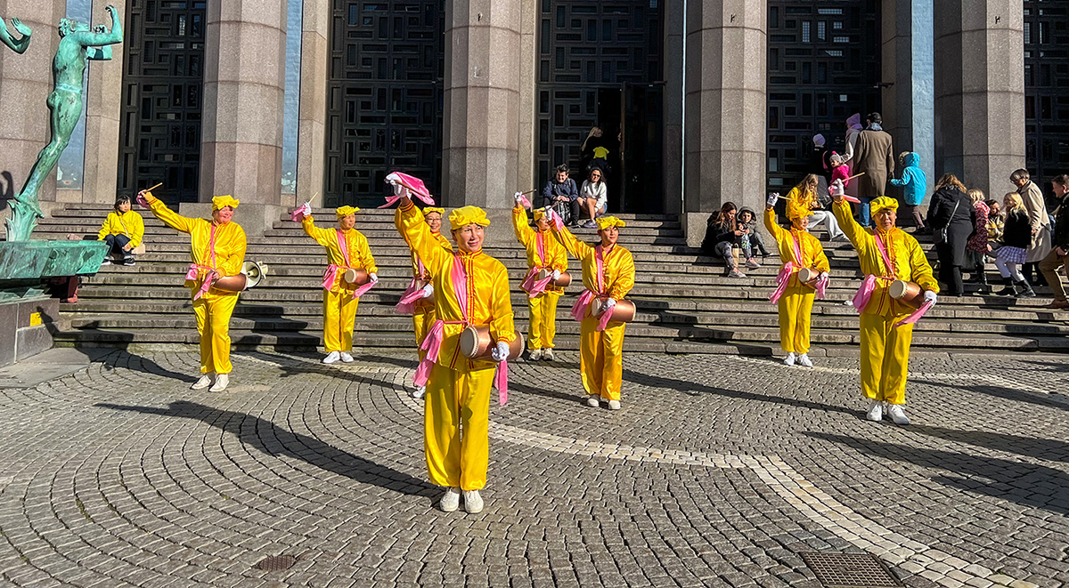 图2:二零二三年十月七日法轮功学员腰鼓队在斯德哥尔摩音乐厅前表演。
