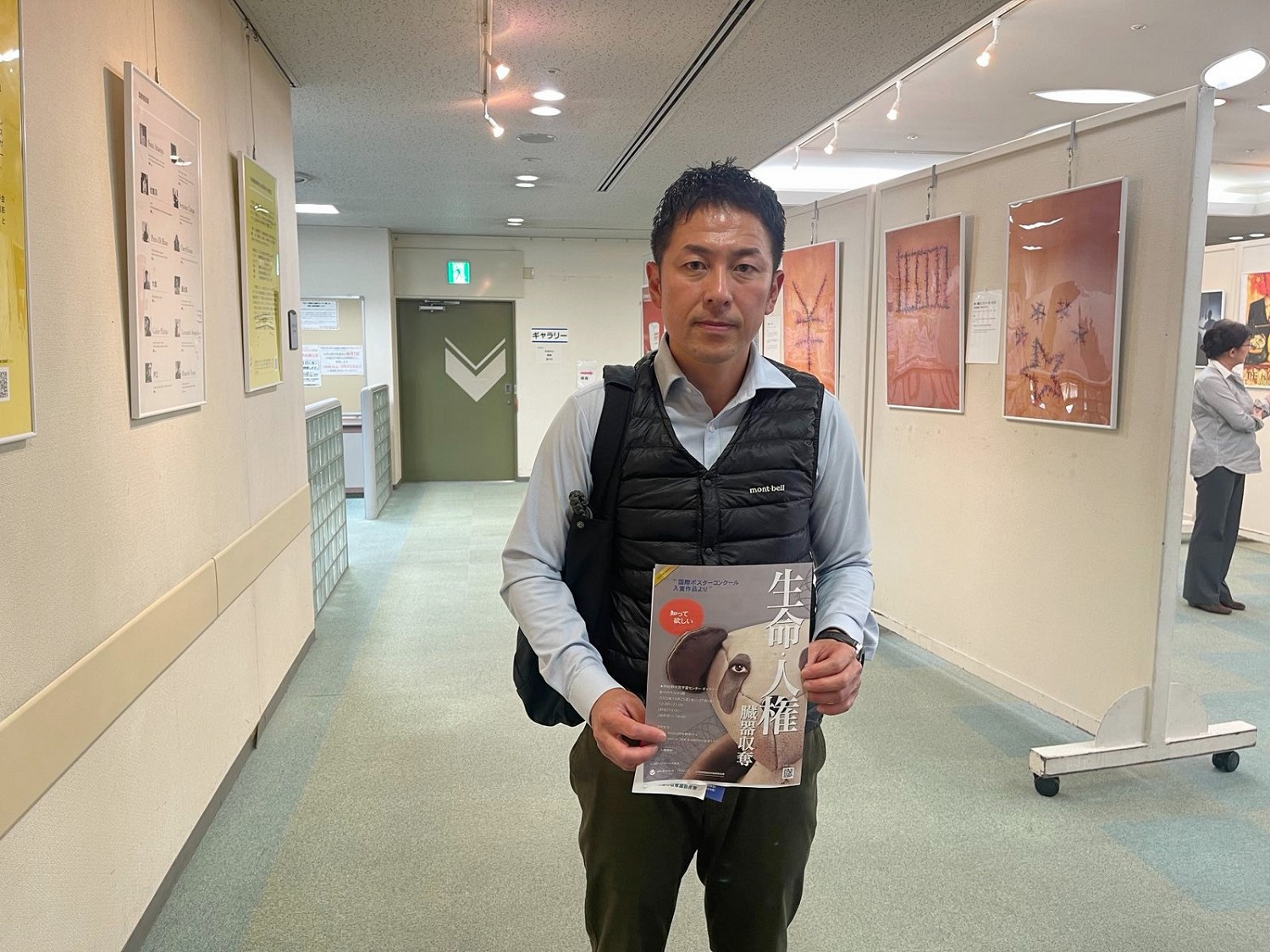 图4:前大阪府议会议员西村日加留(Nishimura Hikaru)先生说,国际反活摘器官海报展这些虽是作品,现实行径应该更为可怕。