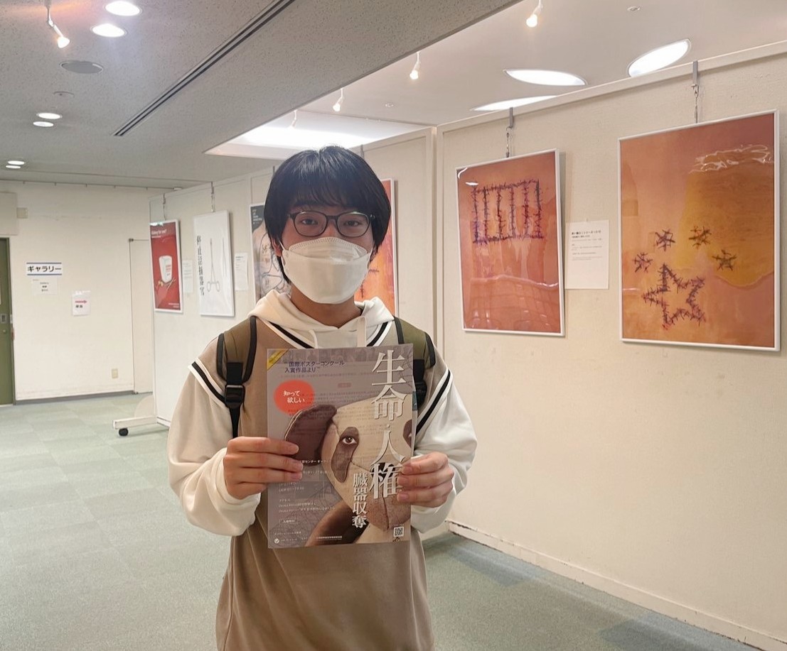 图6:一位年轻人表示,通过海报展,了解现在发生在中国的真相真好。