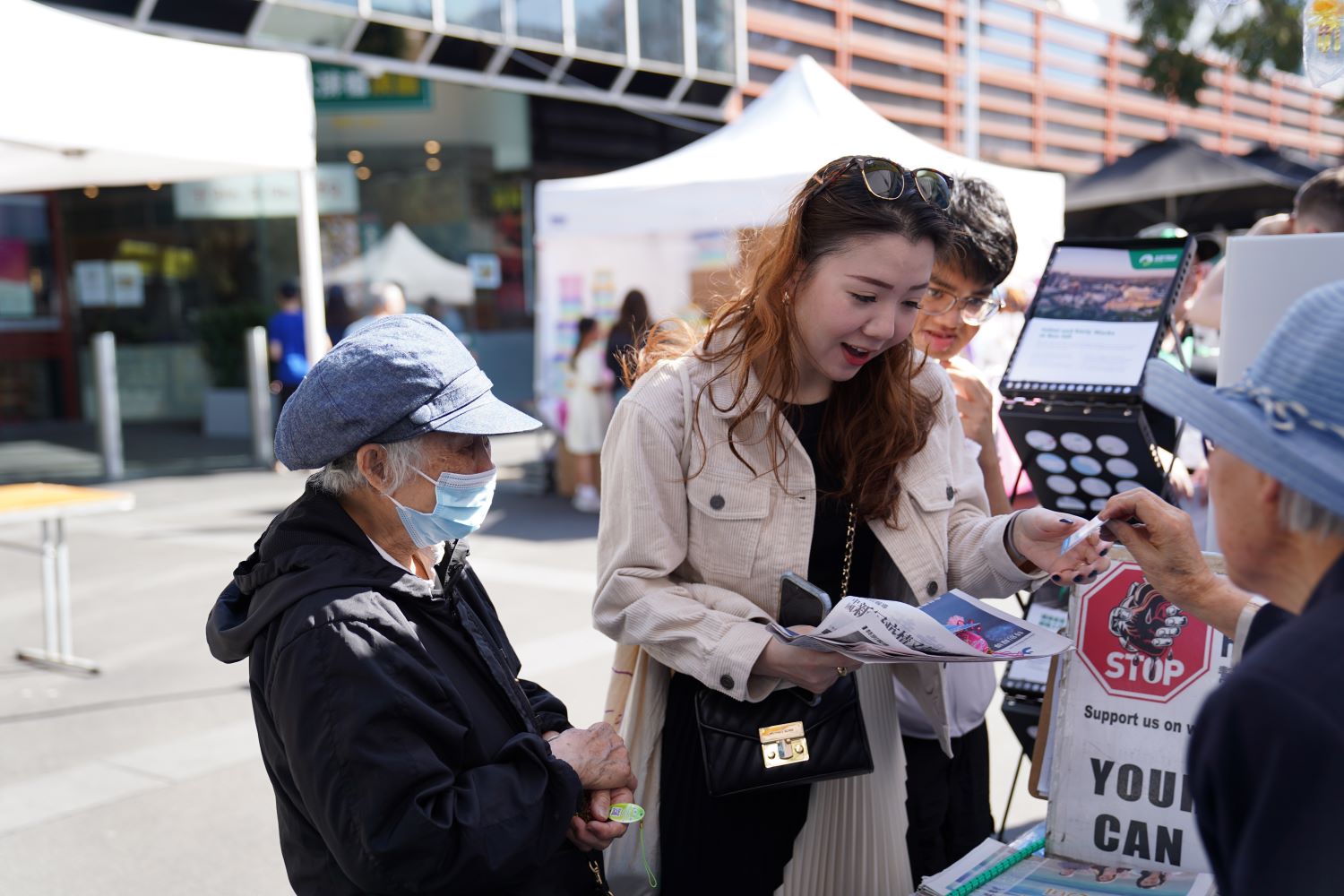 图1~3:二零二三年九月三十日,墨尔本法轮功学员在一年一度的“中秋美食园游会”上,传递法轮大法的美好,送上中秋祝福,与社区共庆传统佳节。
