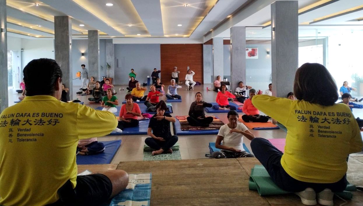 图1~3:二零二三年十月七日,墨西哥米却肯州莫雷利亚,来自不列颠尼亚俱乐部的成员们学炼法轮功。