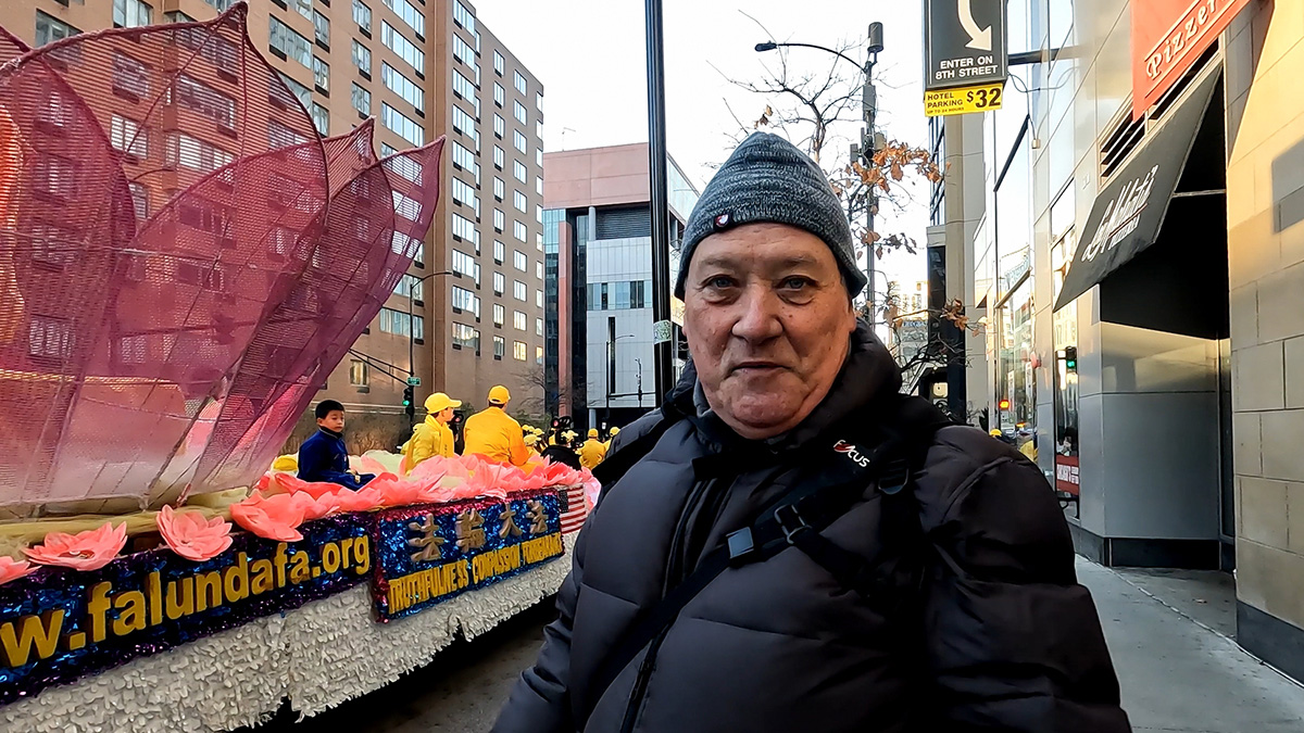 图8:二零二三年十一月二十三日,马里欧(Mario)观看芝加哥感恩节游行。