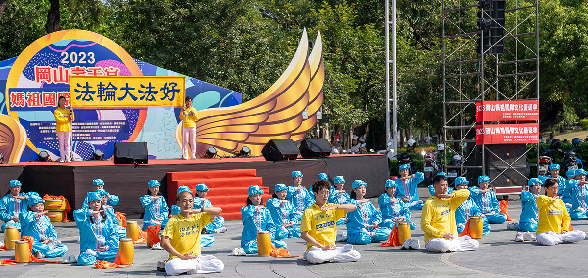 图5~6:在寿天宫庙前广场天国乐团演奏《法轮大法好》《佛恩圣乐》《送宝》等曲目和腰鼓队五套功法演示,很多民众给他们掌声和比赞。